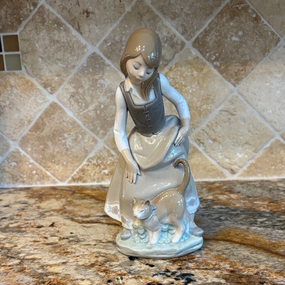 Lladro Little Girl w/Cat Retired 1990. Perfect condition. No Box.  8.25" High.